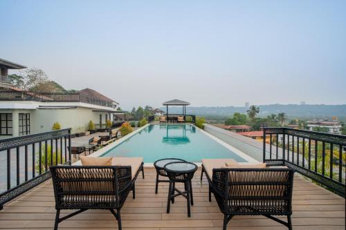 ELIVAAS 1 BHK with Rooftop Pool - Kamerios Verano