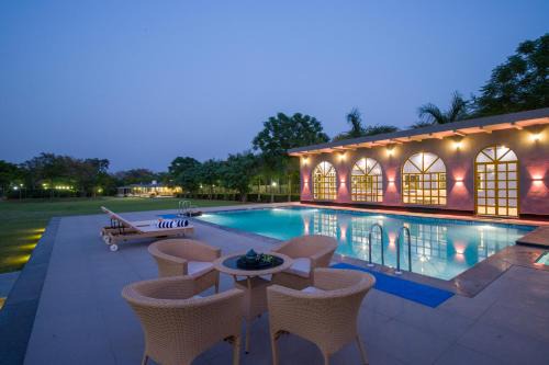 ELIVAAS 6 BHK Farmhouse with Pvt Pool & Garden - Enchantia