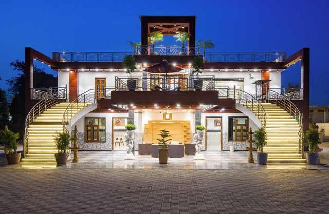 ELIVAAS Ivory Estate Pet-friendly Farm