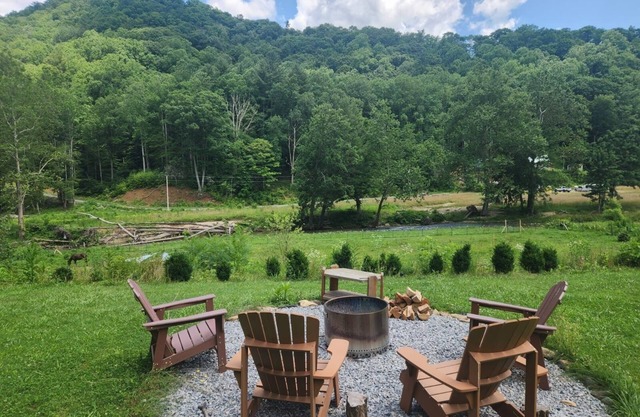 Elk Falls Riverhouse - Charming 2-bedroom on the Elk River. WiFi, AC