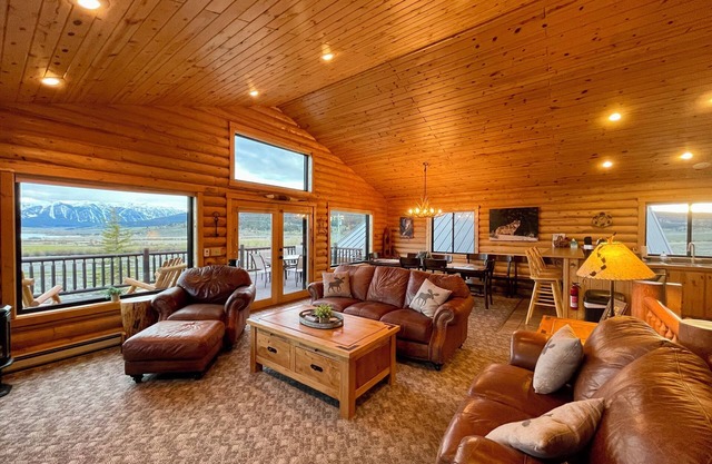 Elk Lake Lodge - Henry's Lake View - 20 miles from West Yellowstone!