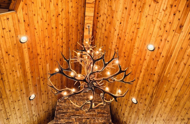 Elk Meadows Lodge-10 min. to West Entrance YNP+two Hot tubs+AC+Sauna+Wifi