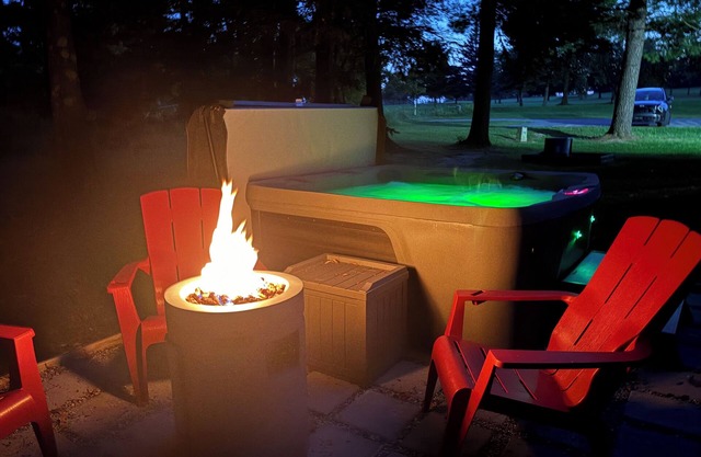 Elk Ridge at Thunder Bay Golf Resort Chalet. Pet friendly/Hot Tub/Golf Views