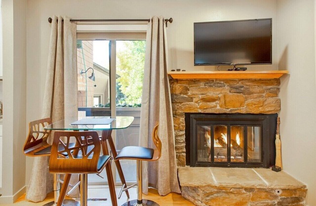 Elkhorn Condo Walk to Dollar!