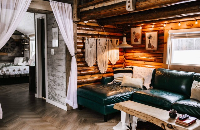Elkhorn Log Cabin:Secluded Setting:Prime Location