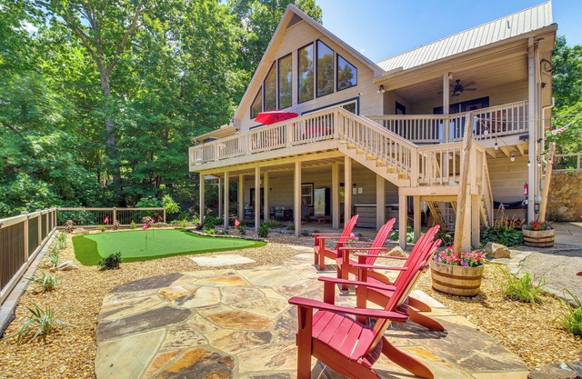 Ellijay Cabin w/ Hot Tub & Mountain Views