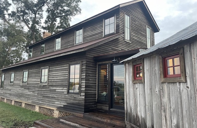 ELLINGER COUNTRY FARMHOUSE