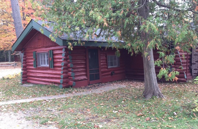 Ellis Lake Resort - Oak Logroom-Interlochen / Traverse City