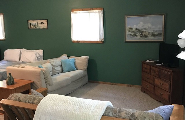 Ellis Lake Resort - Willow Suite- Interlochen / Traverse City