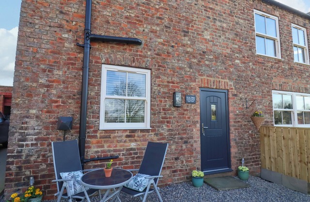 ELM TREE COTTAGE, romantic, with a garden in Dalton Near Thirsk