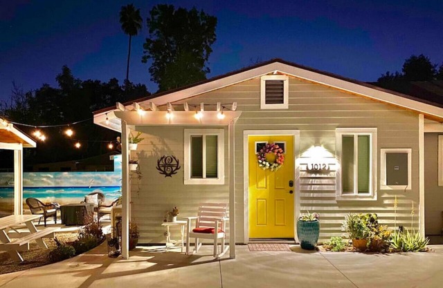 Elmo Hideout, a cozy MOVIE house W/ 4K projector