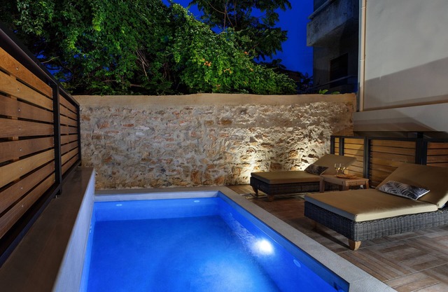 Elvina City Maizonette House con piscina privada climatizada con energía solar.