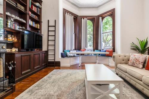 Elwood Manor - A Restored Art-Deco Gem