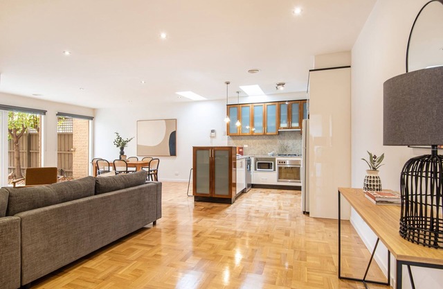 Elwood Sanctuary - walking distance to the beach