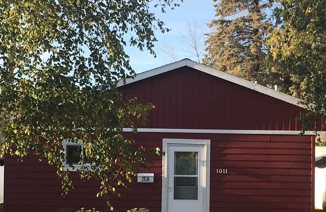 Ely "UP NORTH" Retreat / NEW to VRBO / Walk to Hot Spots / No Stairs On Property !!