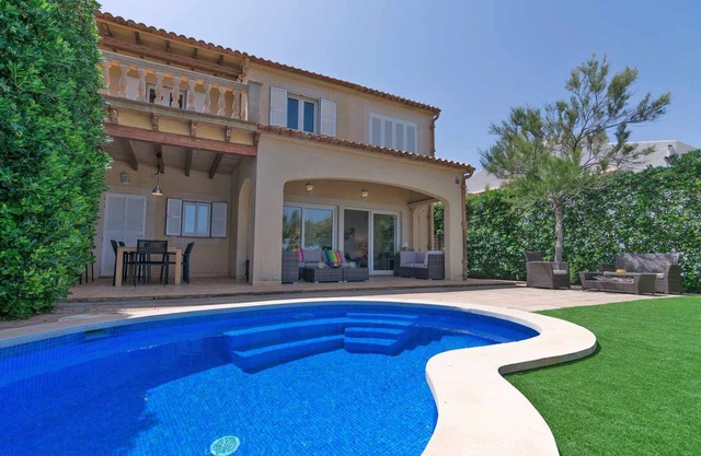 Embat, casa con piscina en en primera línea de mar