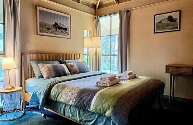 Emberpine Cottage (1Queen+2Twins)SPA & WoodStove