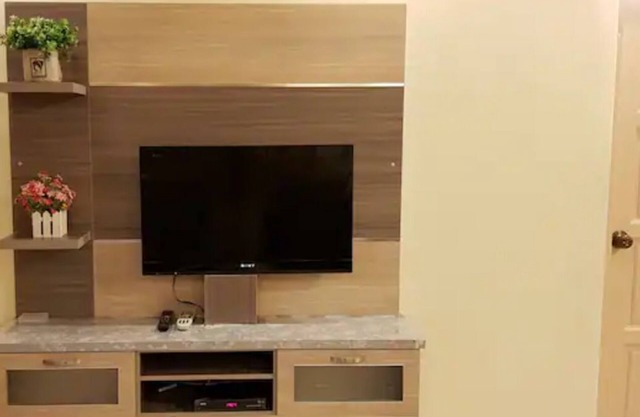 Emerald Avenue Apartment Madam Ng.