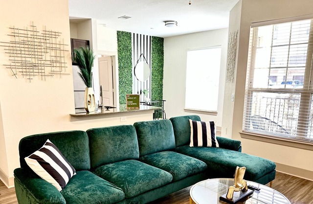 Emerald City- Chic Luxury Suite ~ FULLY Gated Community