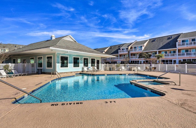 Emerald Isle Condo Near Beach w/ Screened Porch!
