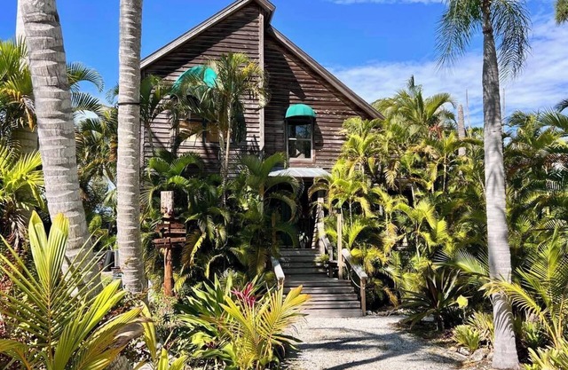 Emerald Palms Island Escape - 4 BR Tropical Oasis on Pine Island