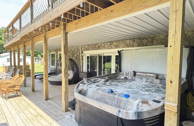 Emerald Shores - walk to beach, hot tub, pets