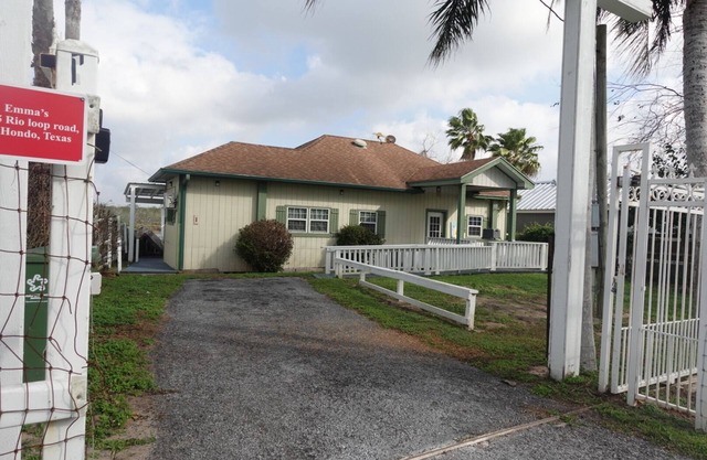 EMMA’S COTTAGE; WATERFRONT FISHING PIER