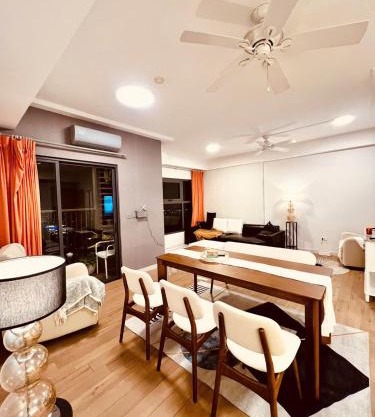 Emoi Westbay's Apt