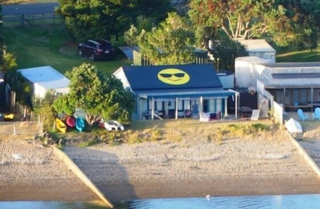 Relajante casa frente al mar en la playa: grandes terrazas con excelente flujo interior / exterior