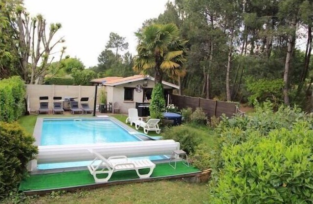 En lisière de forêt avec piscine privative