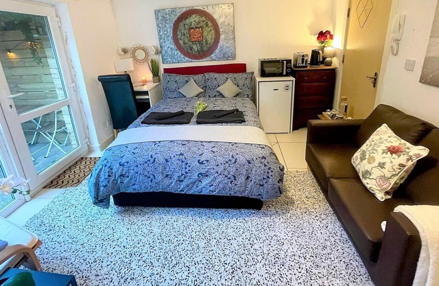 En-suite Double Room - Private Entrance & Free Parking