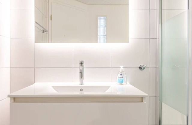 Guest room with private bathroom, private entrance and parking space