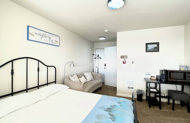 En-suite Room--Rainier Mountain View room, 7 mins to Tacoma Dome