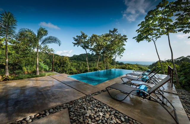 Encantada- Villa nueva, verdaderamente espectacular con vistas a la montaña y al mar
