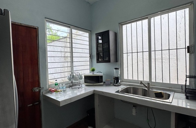 Casa en Coatzacoalcos con una recámara, aire acondicionado y jardín