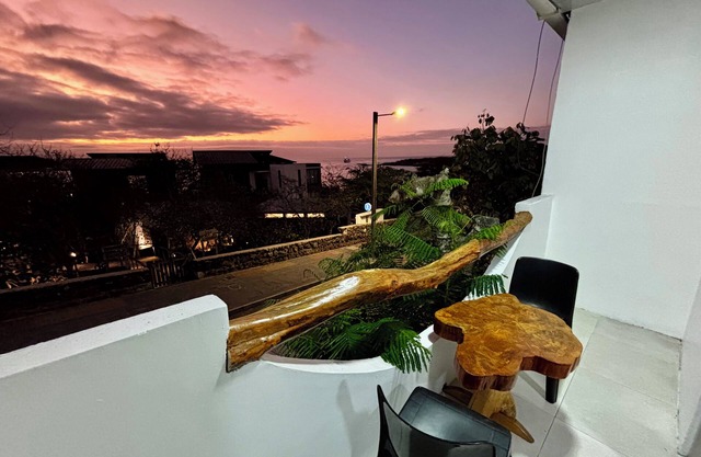 Encantadora Suite a pocos pasos de playa Mann, con TV, AC, Baño, Wifi,Nevera