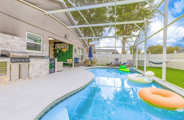 Encanto /14 Ppl/ Pool/ Close to Disney Parks/ Games