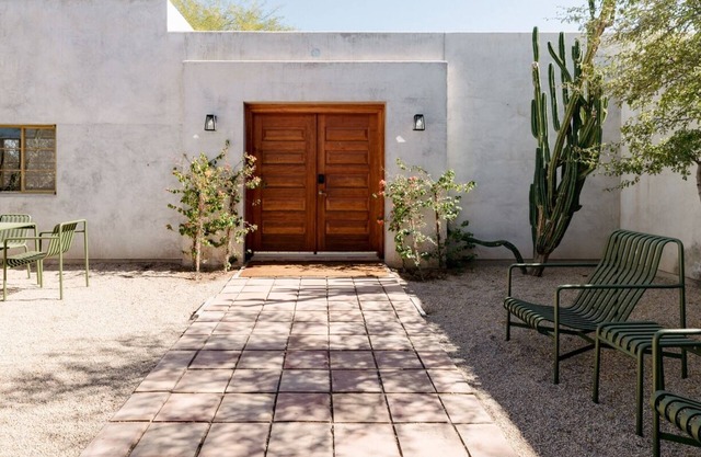 Encanto Saguaro: Chic Adobe Home on Private Land