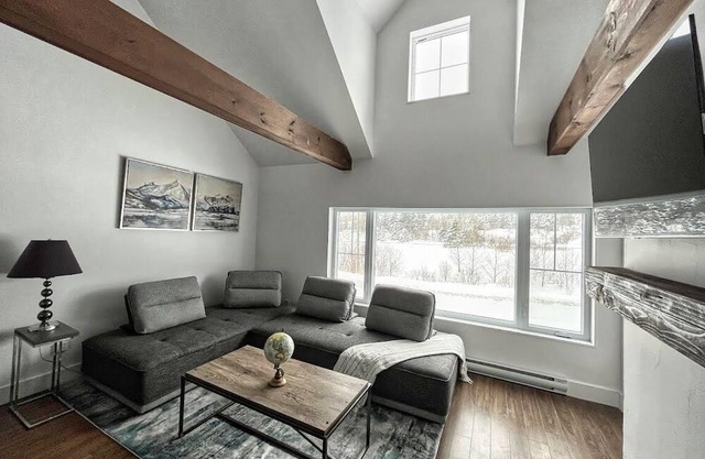 Enchanted Forest Home between Two Mountain Resorts