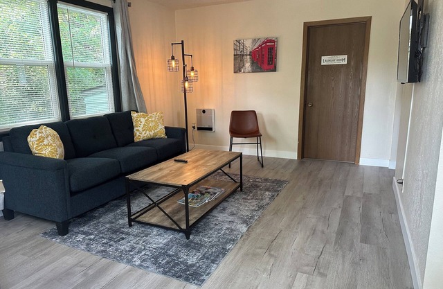 Enchanted Finch Arboretum 1BR Duplex / AC / Driveway Parking
