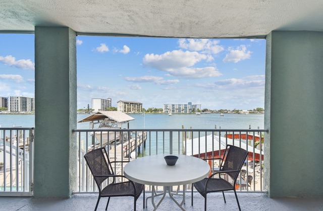 Enchanted Inn Deluxe Suite #8 w/ View of the Intra-costal water-way Pool, Fishin