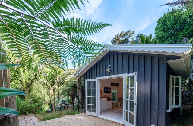 Enchanted Valley - Enchanted Valley is a gorgeous cottage plus cabana in the heart of Waiheke Island. Located in a peaceful valley section, the sound of the birds is your constant companion. With two bedrooms and four beds, this is perfect for up to
