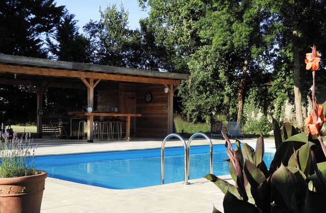 Enchanting 200 year old 2-bedroom gîte with pool, 7 minutes drive to Eymet