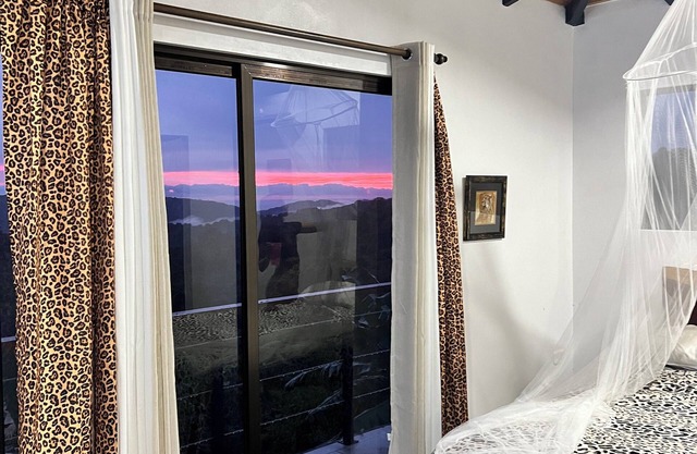 Enchanting 3-bedroom mountain chalet WiFi AC. . Beautiful sunset views Hot Tub!