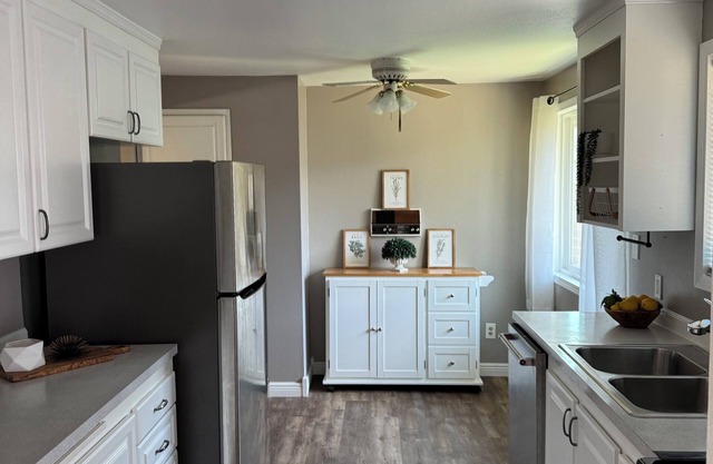 Enchanting 3-bedroom split level house in Shoreline. Walking distance to transit
