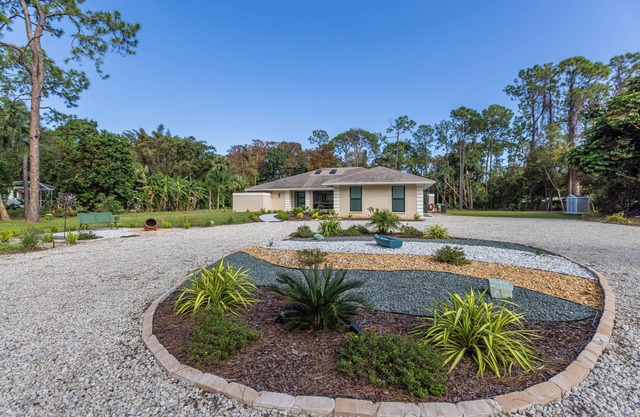 Enchanting 3BR modern house on 2.5 wooded acres in fabulous Naples. AC/WiFi/Pet.
