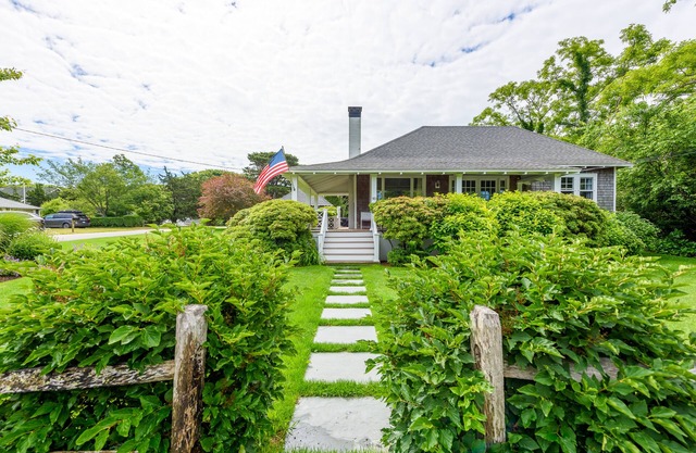Enchanting bungalow with golf nearby, full kitchen, central AC, & washer/dryer