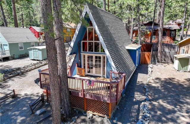 Enchanting cabin in Wrightwood near Mountain High Ski resort