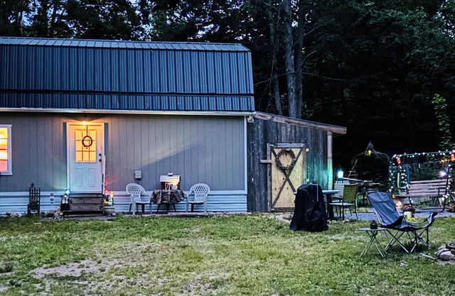 Enchanting cabin with AC in charming Frederic. 1 bedroom studio in the woods