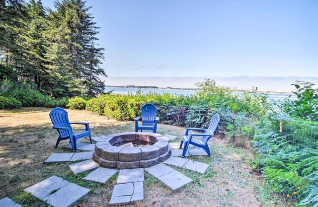 Enchanting Coos Bay Sanctuary with Lush Views!